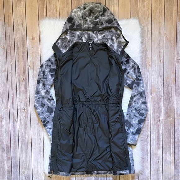 The North Face Women’s Osito Parka - Picture 5 of 10